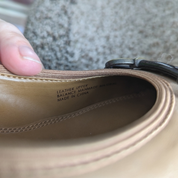 Tahari Misty Taupe Leather Kitten Heels with Black Patent Toes & Heels 7.5b - Picture 7 of 7